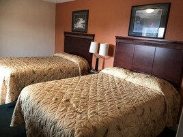 Quarto standard, 2 camas de casal, acessível, para não fumantes | Escrivaninha, quartos à prova de som, Wi-Fi de cortesia, roupa de cama