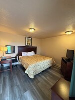 Desk, soundproofing, free WiFi, bed sheets