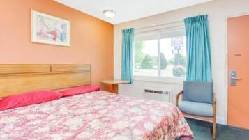 Standard-huone, 1 suuri parisänky, tupakointi sallittu | Työpöytä, äänieristys, ilmainen Wi-Fi, vuodevaatteet