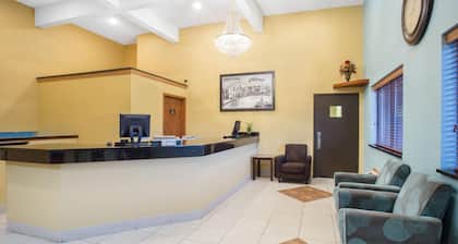 Super 8 by Wyndham Normal Bloomington