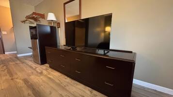 Skrivbord, arbetsyta för laptop och mörkläggningsgardiner