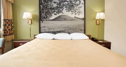 Super 8 by Wyndham Normal Bloomington