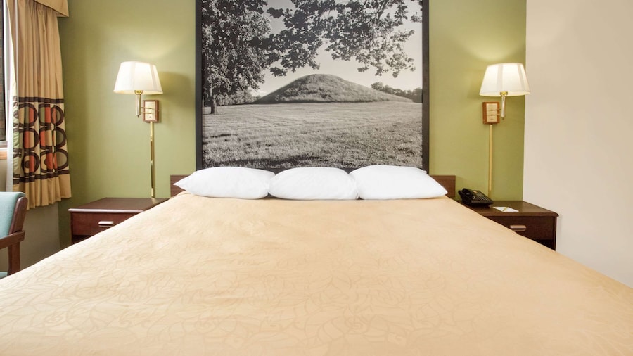 Super 8 by Wyndham Normal Bloomington