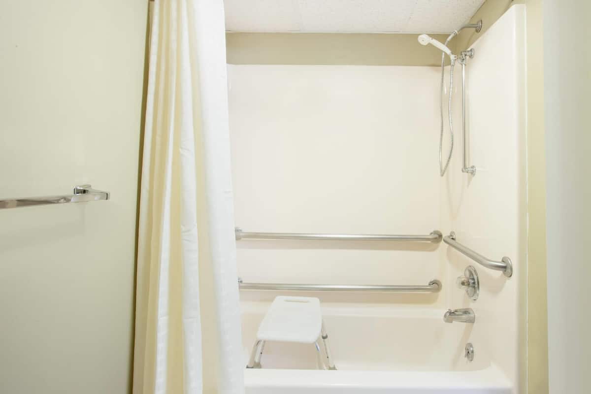 Bathtub, spring water bathtub, free toiletries, hair dryer