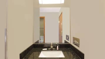 Badkar, källvattenbad, gratis toalettartiklar och hårtork