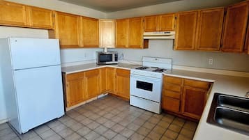 Suite, 1 cama de matrimonio grande, no fumadores | Cocina privada | Frigorífico y microondas