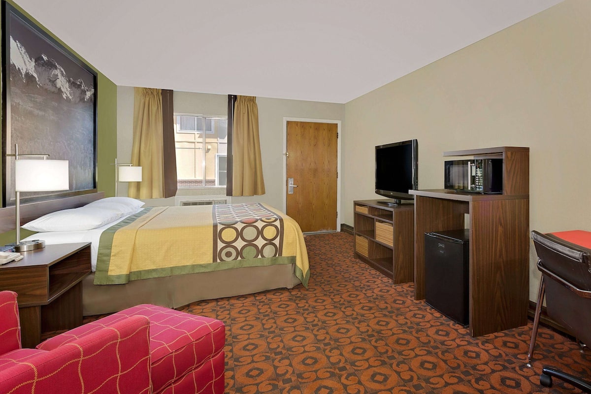 Basic Room, 1 Queen Bed, Non Smoking | Desk, laptop workspace, free cribs/infant beds, free WiFi