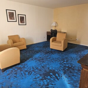 Suíte, 1 cama King, para não fumantes | Área de estar | TV