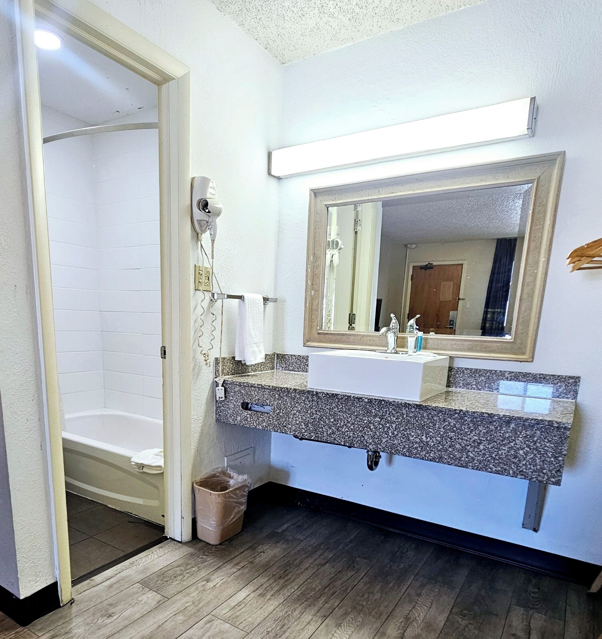 Combined shower/tub, free toiletries, towels