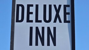 A sign for the Deluxe Inn. - Deluxe Inn Willows (Willows)