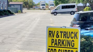 Parkschild, das RV- und LKW-Parkplätze ausschließlich für Super 8 Gäste kennzeichnet.