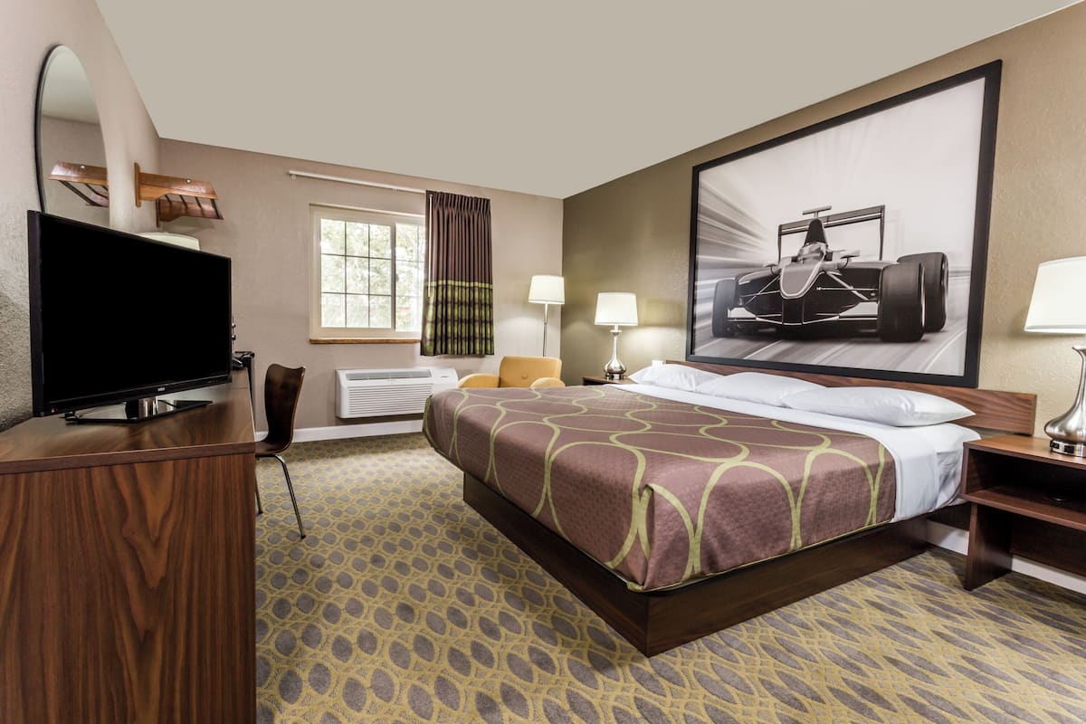 Escritorio, cortinas blackout y tabla de planchar con plancha