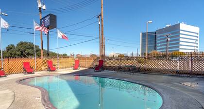 Express Inn & Suites San Antonio Near Sea World Medical Center