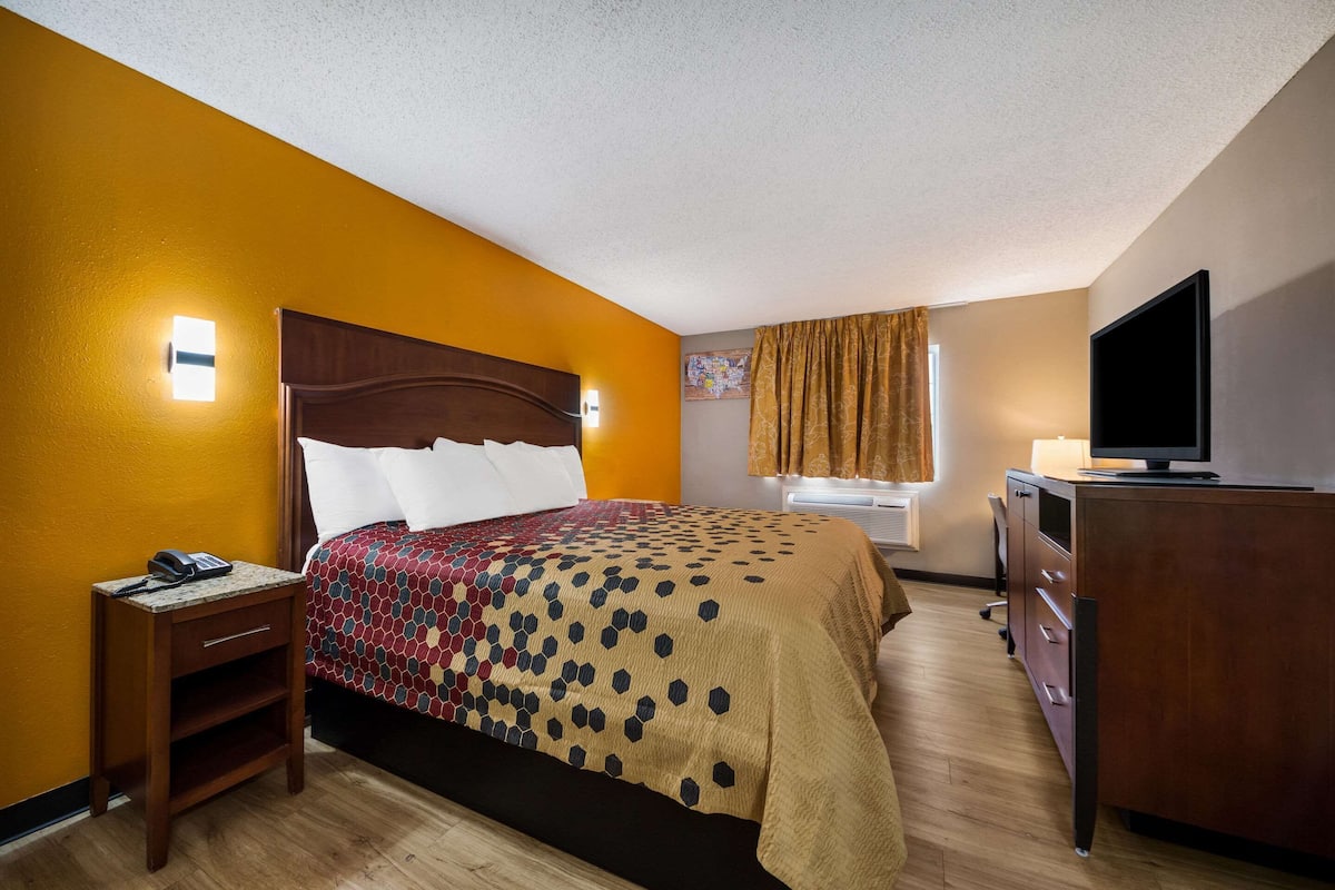Standard Room, 1 King Bed, Non Smoking | Premium bedding, desk, iron/ironing board, rollaway beds
