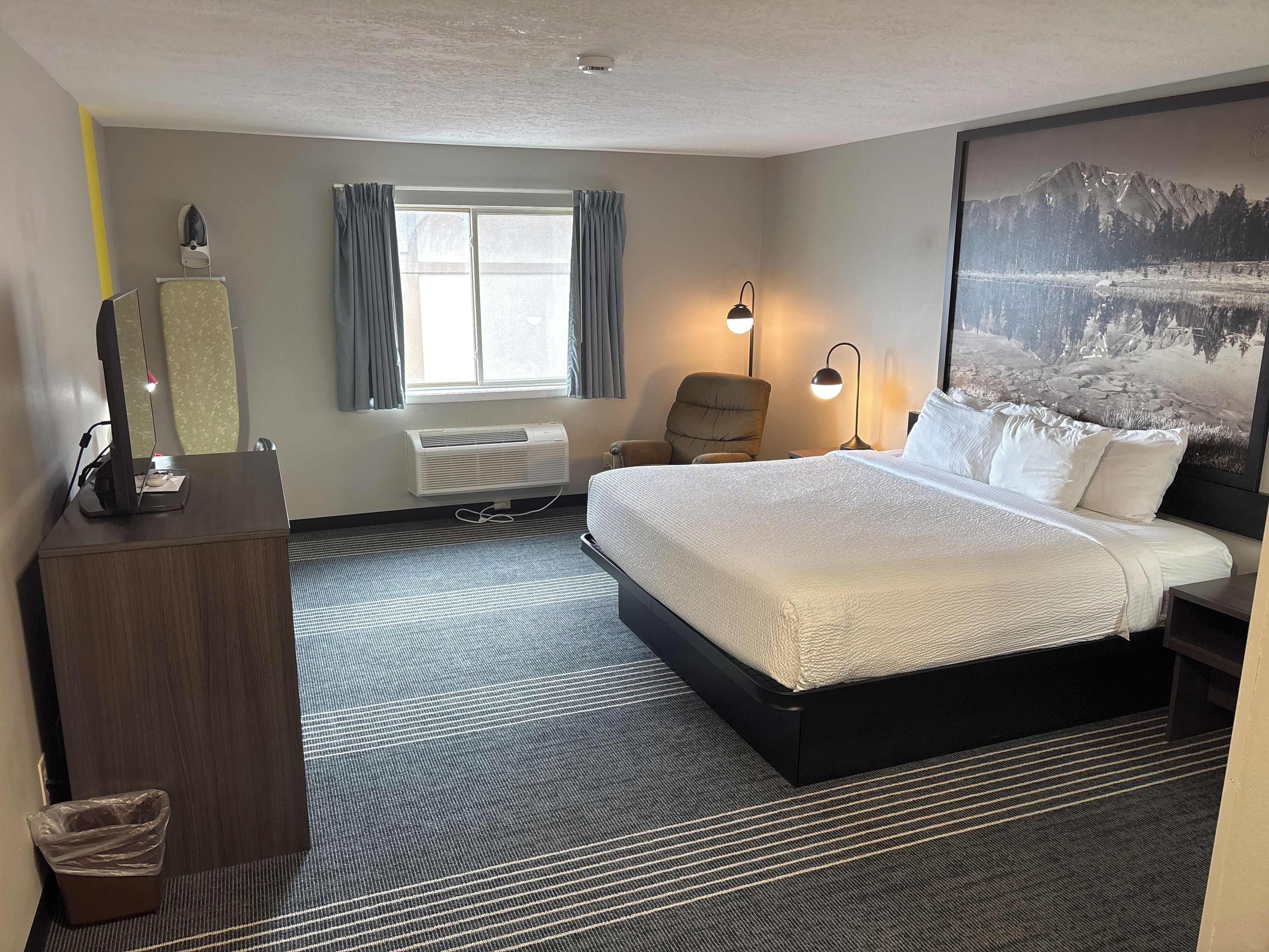 客房, 1 張特大雙人床, 非吸煙房 | 書桌、遮光布/窗簾、熨斗/熨衣板、折疊床/加床