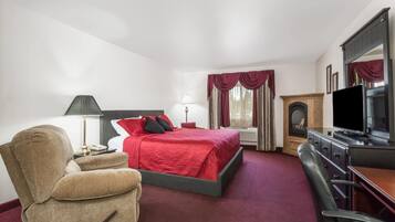 Työpöytä, pimennysverhot, silitysrauta/-lauta, lisävuoteet