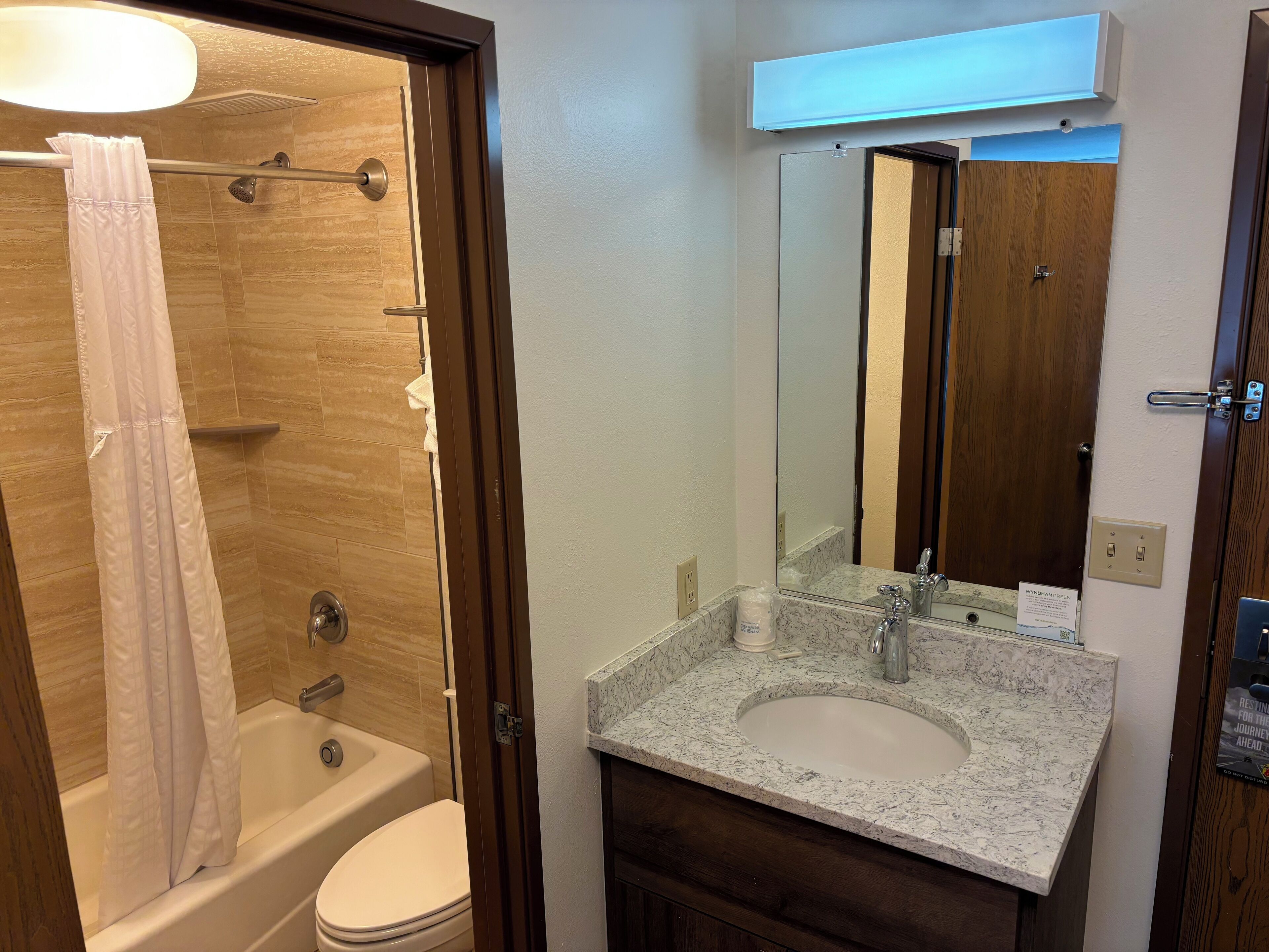 Chambre, 1 grand lit, non-fumeur | Salle de bain | Ensemble baignoire-douche, séchoir à cheveux, serviettes fournies