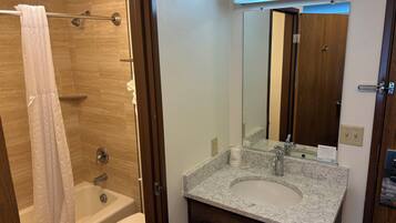 Chambre, 1 grand lit, non-fumeur | Salle de bain | Ensemble baignoire-douche, séchoir à cheveux, serviettes fournies