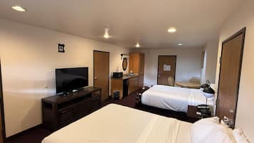 Suíte estúdio luxo, 2 camas Queen, para não fumantes | Escrivaninha, cortinas blackout, ferros/tábuas de passar roupa