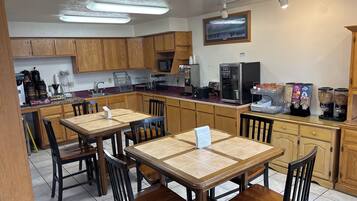 Café da manhã para viagem grátis todos os dias