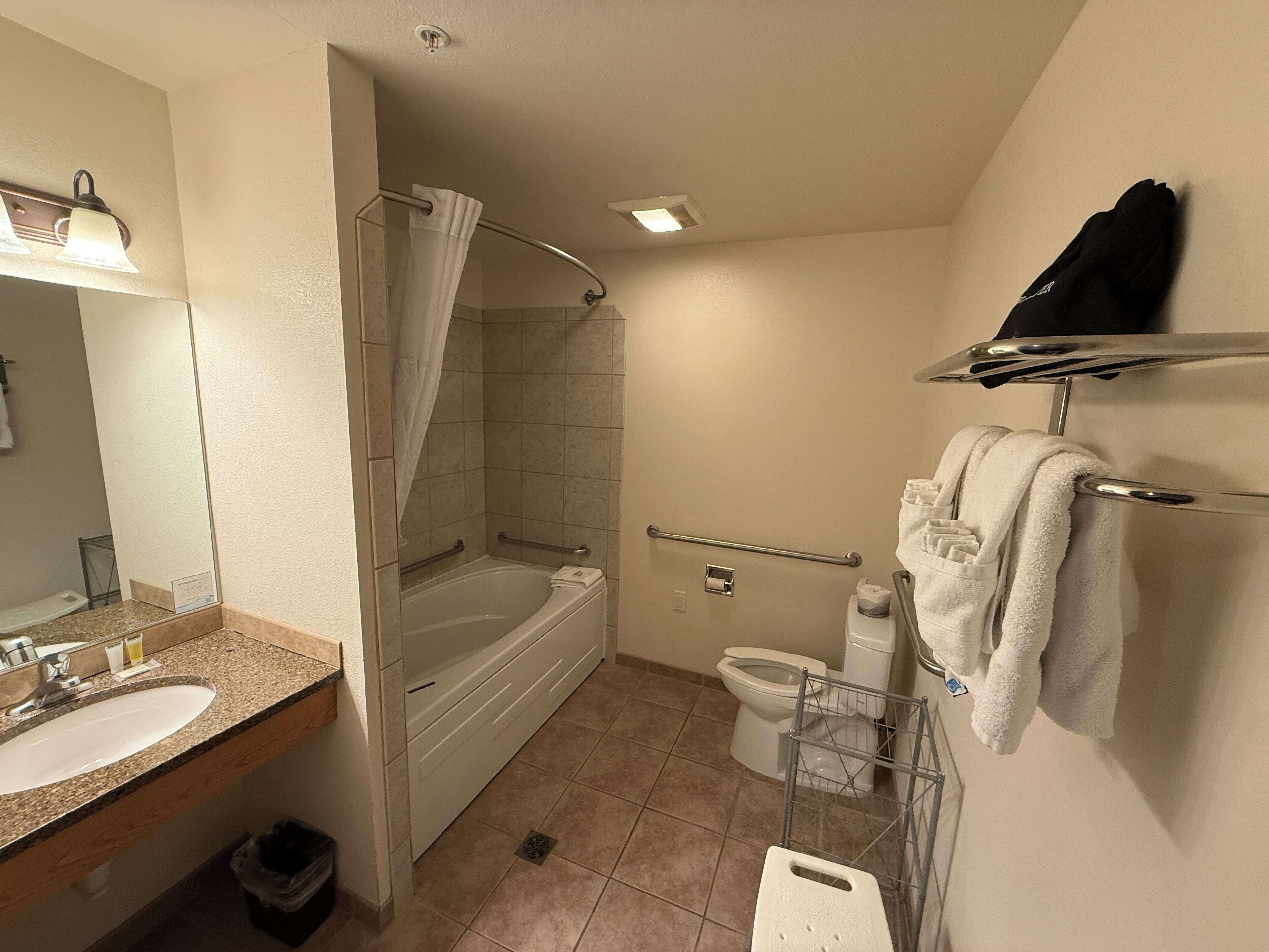 Ein Badezimmer mit Badewanne, Toilette und Waschbecken.