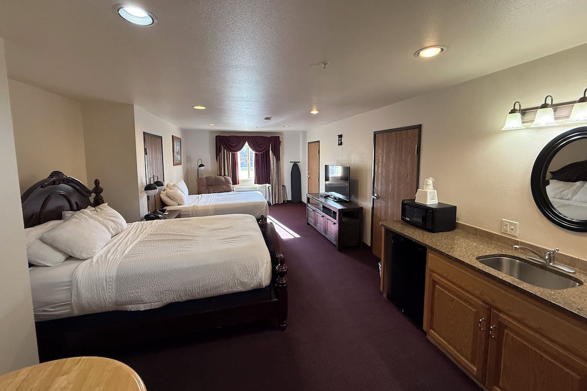 Studiosvit Deluxe - 2 queensize-sängar - icke-rökare | Skrivbord, mörkläggningsgardiner, strykjärn/strykbräda och extrasängar