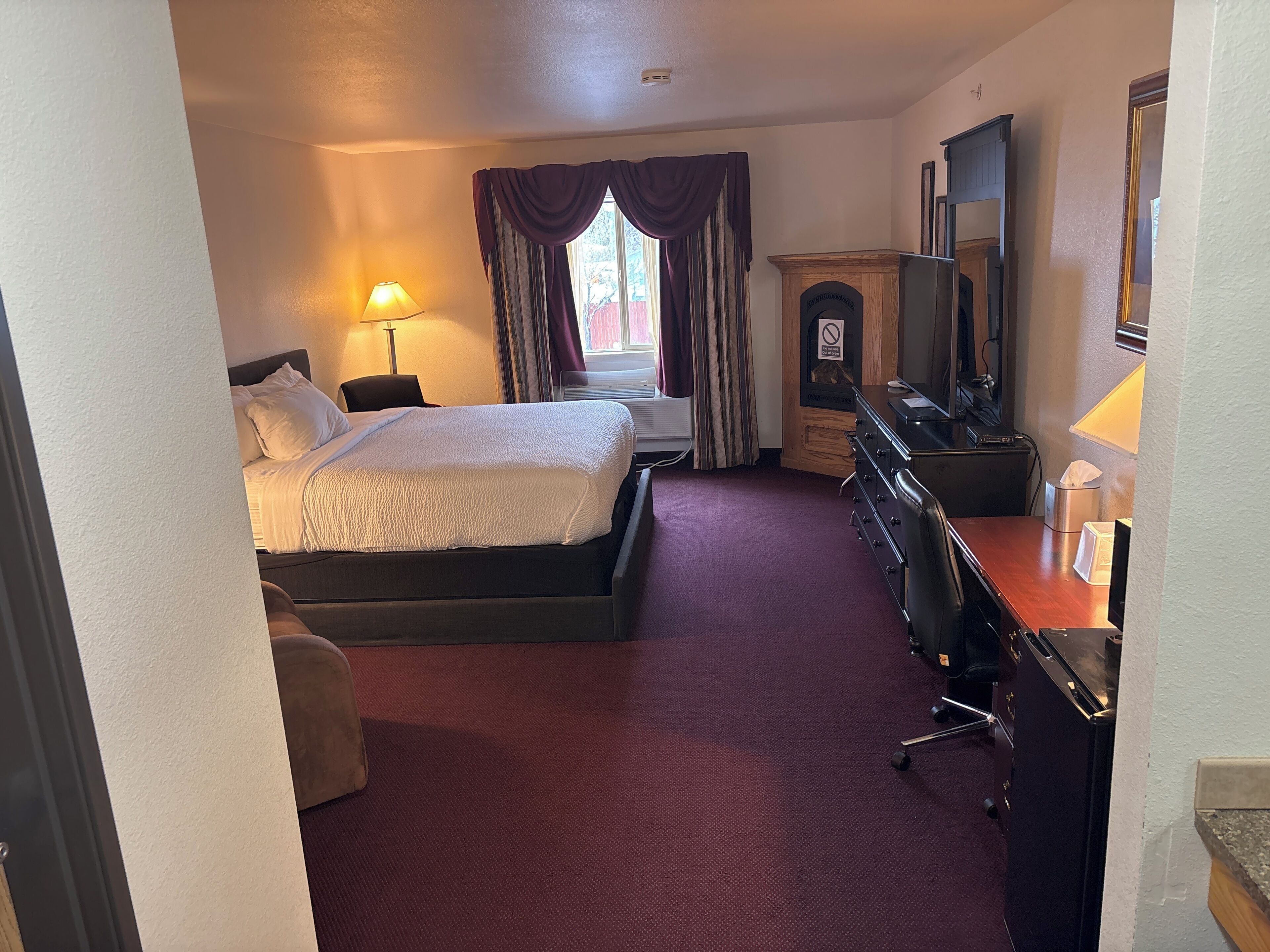 開放式套房, 1 張特大雙人床, 非吸煙房 | 書桌、遮光布/窗簾、熨斗/熨衣板、折疊床/加床