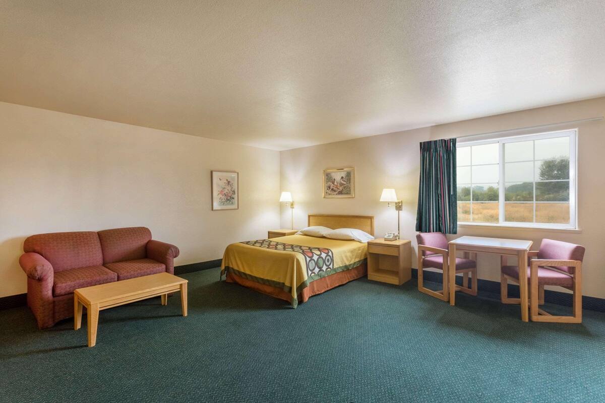 Desk, blackout curtains, free WiFi, alarm clocks