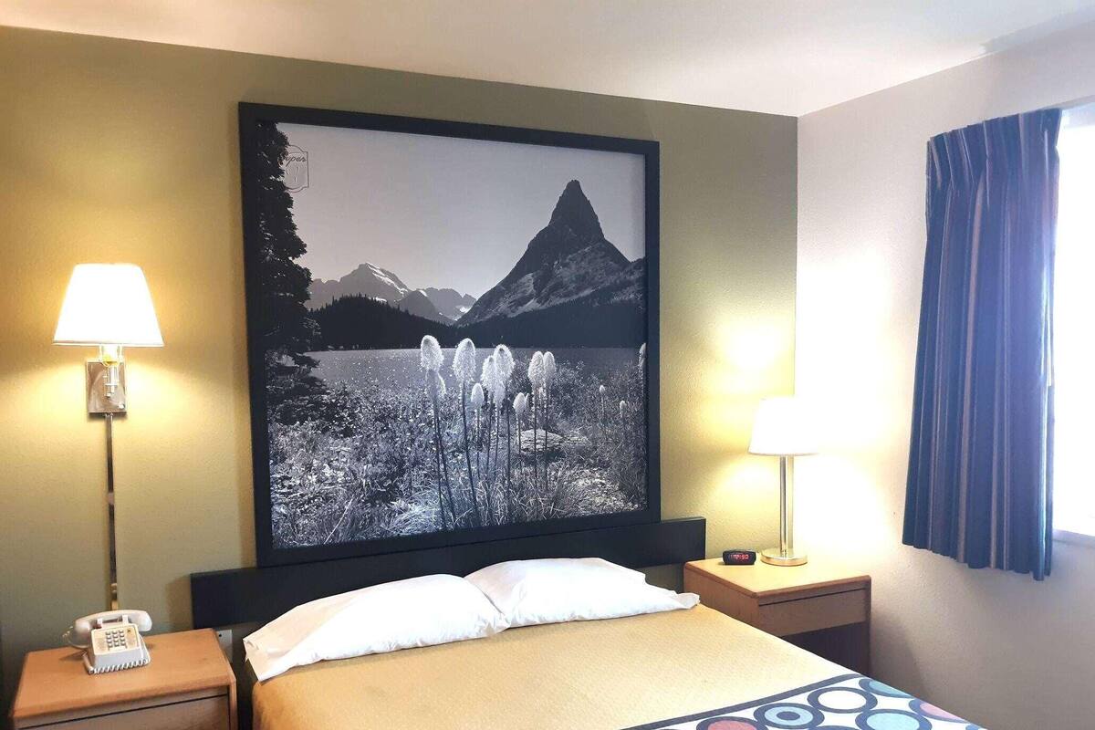 Desk, blackout curtains, free WiFi, alarm clocks