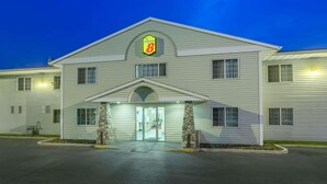 A hotel with a prominent 'Super 8' sign, a central entrance with a stone pillar, and a two-story structure. - Hotel Hamilton (Hamilton)