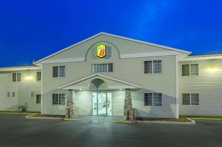 Exterior. Super 8 by Wyndham Hamilton