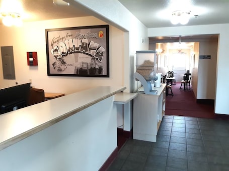 Lobby. Super 8 by Wyndham Hamilton