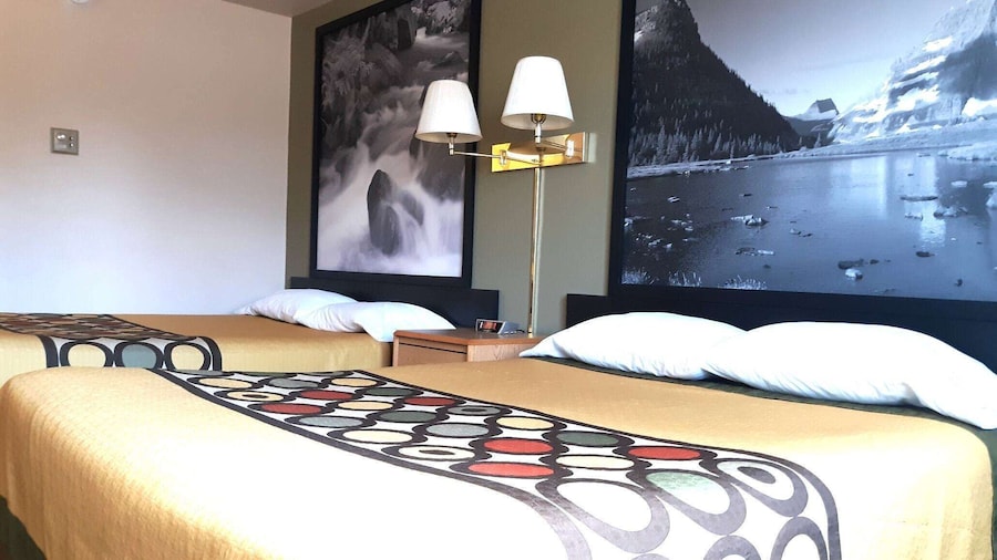 Super 8 by Wyndham Hamilton