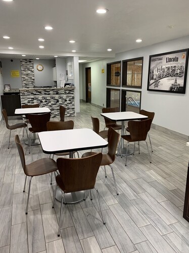 Super 8 by Wyndham Lincoln