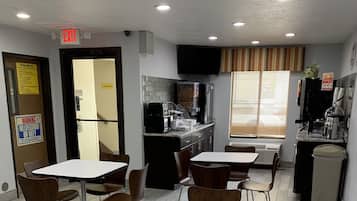 Termasuk sarapan segera setiap hari