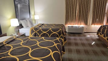 Habitación de hotel con dos camas, un cuadro grande en la pared, una ventana con cortinas y piso alfombrado.