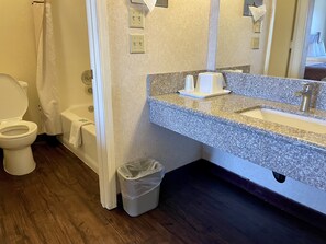 Articles de toilette (gratuits), séchoir à cheveux, serviettes fournies