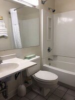 Secador de cabelo, toalhas de banho