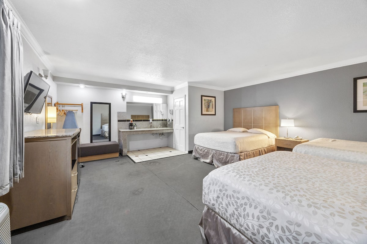 Suite | Desk, iron/ironing board, free WiFi, bed sheets