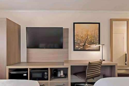 1 chambre, ameublement personnalisé, bureau