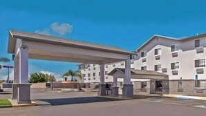 A hotel with a covered parking area and multiple floors. - Comfort Inn Hayward - Oakland South (Hayward)