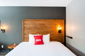 Chambre, 1 très grand lit, vue piscine | 1 chambre, bureau, fer et planche à repasser, Wi-Fi gratuit