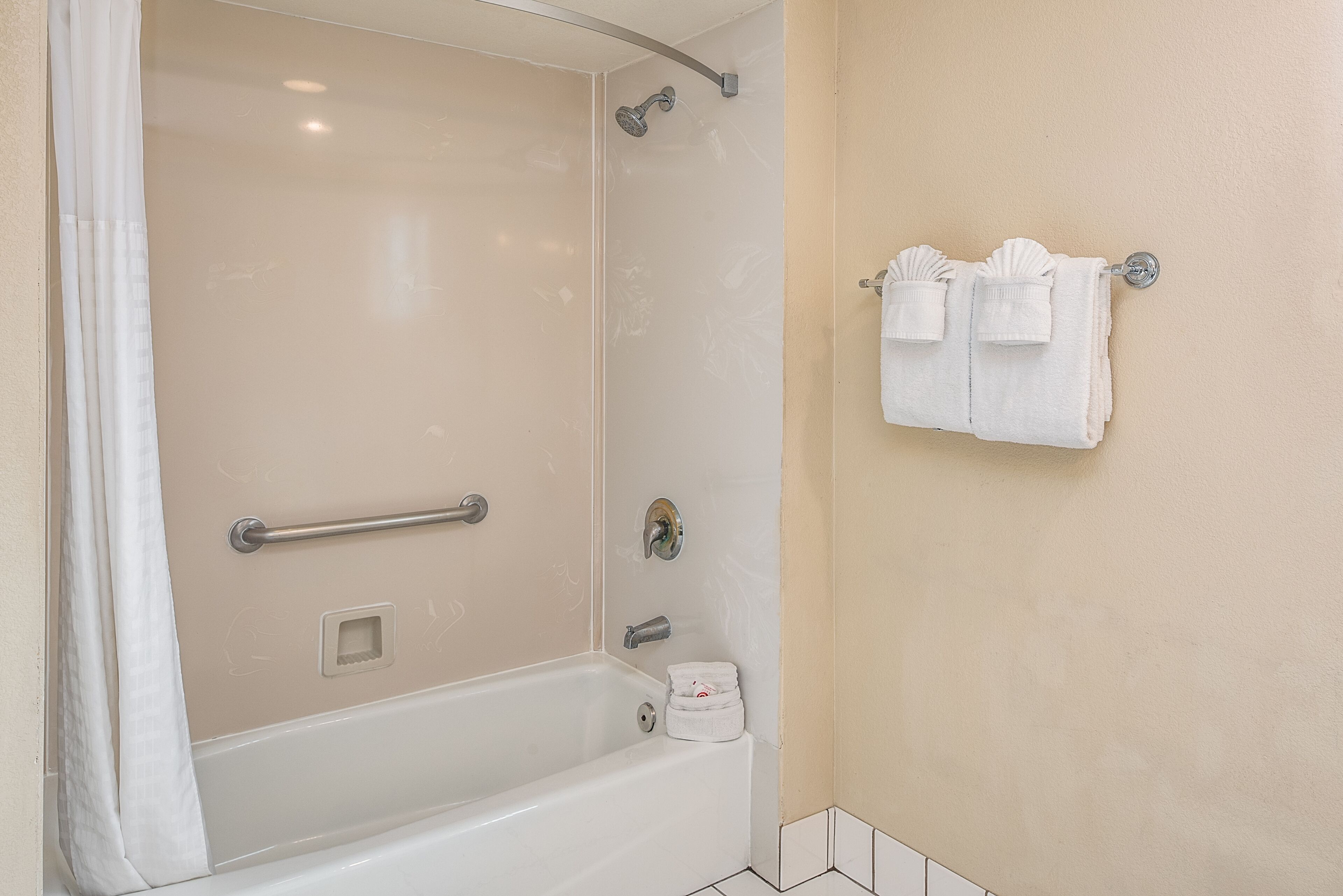 standard room, 1 king bed | bathroom | combined shower/bathtub, free toiletries, hair dryer, towels