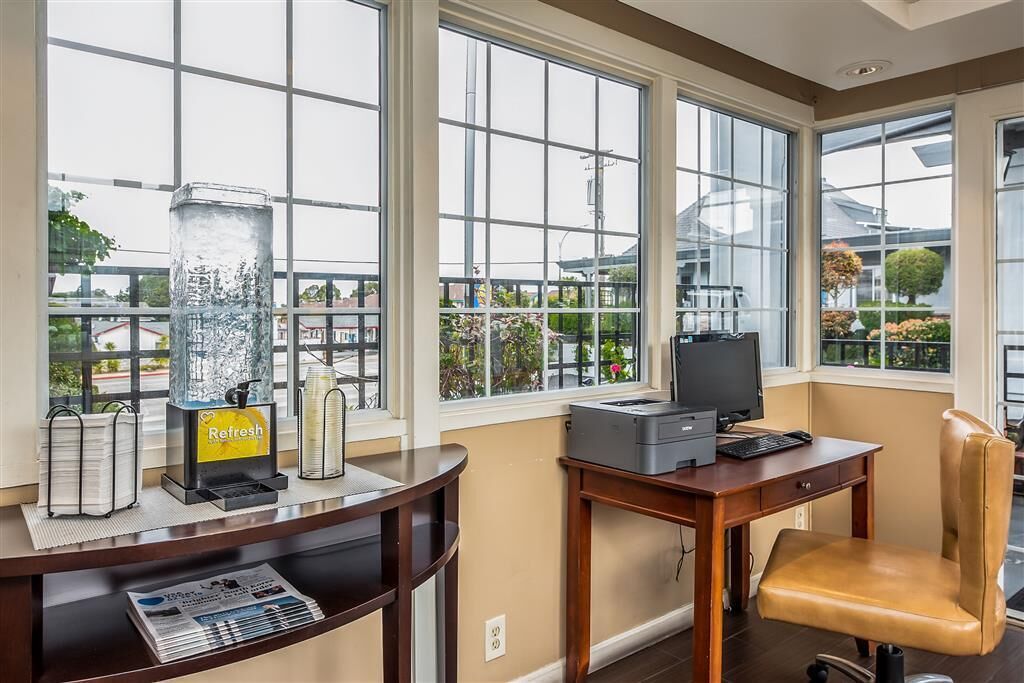 fridge, microwave, coffee/tea maker