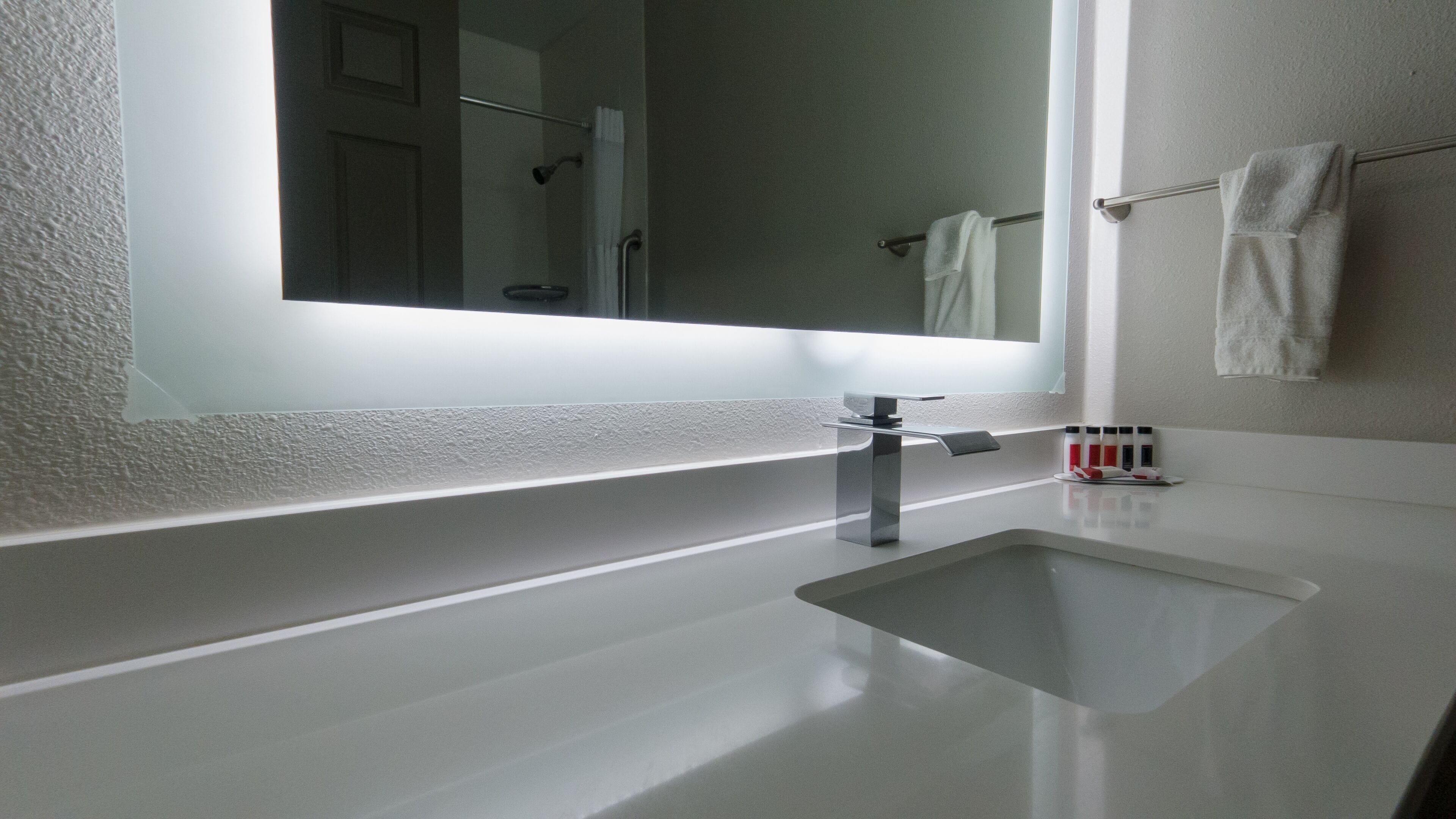 Combined shower/bathtub, free toiletries, hair dryer, towels