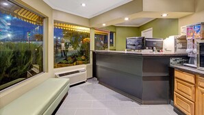 Una cocina moderna con una isla integrada, un ventanal con vista a la calle y un banco junto a la ventana.