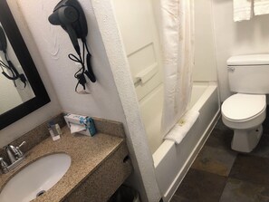 Traditionell studio | Badrum | Badkar/dusch, hårtork, handdukar och tvål