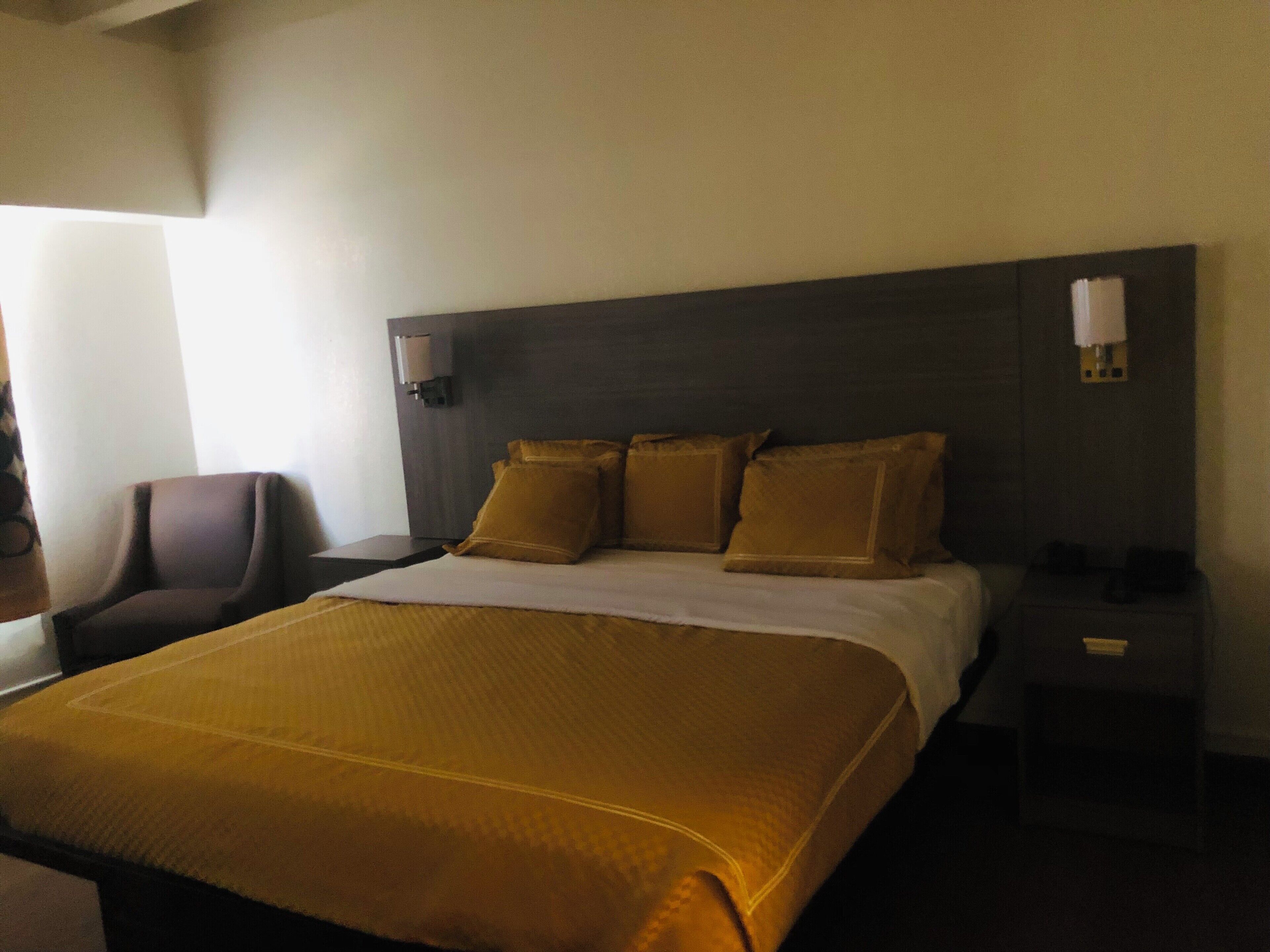 Escritorio y espacio para trabajar con laptop 