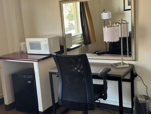 45-inch TV with cable channels - Inn at the Highland Denver Downtown (Denver)