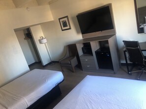 Economy Studio | Desk, laptop workspace, iron/ironing board, free WiFi
